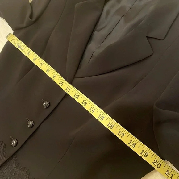 Tahari Lace Blazer Women’s 12 P Dressy Event Jacket Shoulder Pads Black Classic - Picture 10 of 16